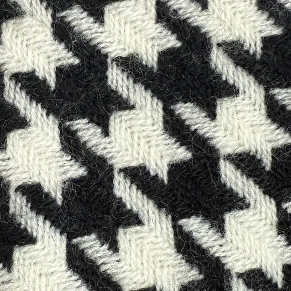 Black White Houndstooth Scarf Wrap 23x34 Fringe Classic Winter Accessory - Picture 2 of 4